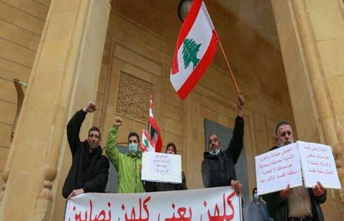 لبنانيون ينظمون مسيرة باتجاه وسط بيروت في ذكرى "ثورة 17 تشرين" .. بالفيديو