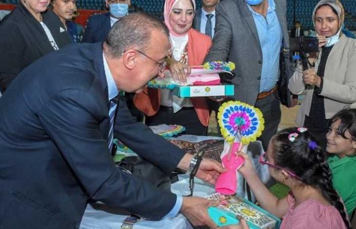 محافظ الإسكندرية يوزع هدايا على 150 طفلا من ذوي الهمم والأمهات المسنين بالمولد النبوي (صور)