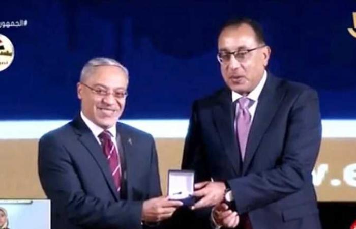 مدبولي يسلم رئيس جامعة طنطا جائزة المركز الثاني للمؤسسة المتميزة في تقديم الخدمات الإلكترونية