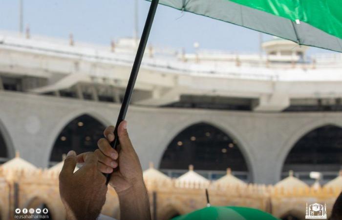 بالصور.. توزيع 10 آلاف مظلة بالمسجد الحرام اليوم الجمعة