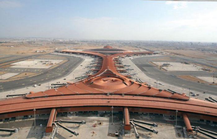 مطار جدة ينفذ مبادرة لتوزيع 15 ألف شتلة نباتات على المسافرين