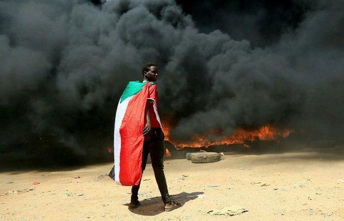 السودان: اشتباكات بين متظاهرين وقوات الأمن أمام مقر الجيش ووقوع إصابات