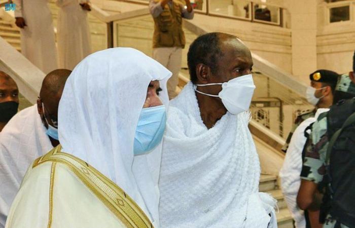 بالصور.. الرئيس النيجيري يؤدي مناسك العمرة