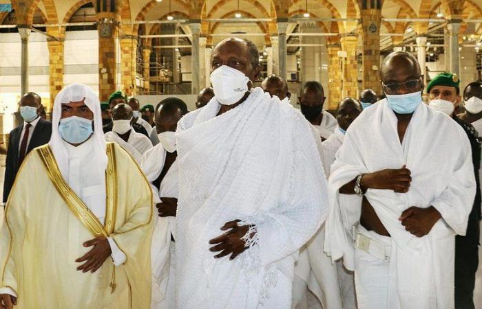 بالصور.. الرئيس النيجيري يؤدي مناسك العمرة