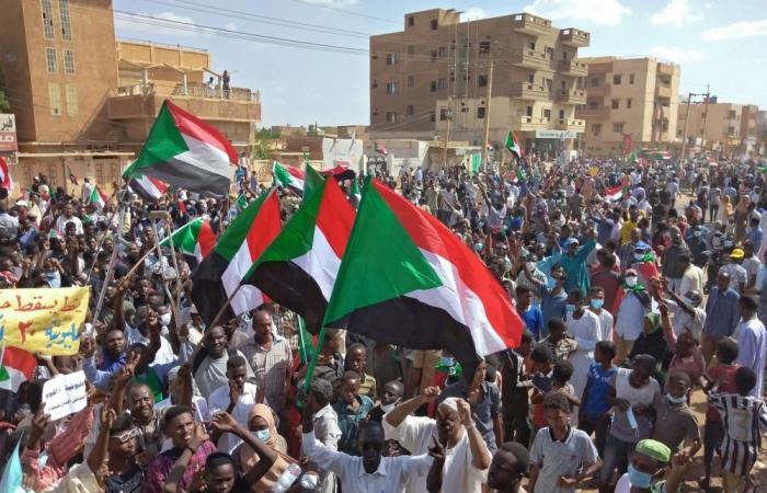 تظاهر عشرات الآلاف في السودان رفضا للانقلاب