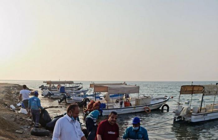 "الثروة السمكية" و"حرس الحدود" ينظمان مبادرة لتنظيف مرفأ الصيادين بـ "بضيع جدة"