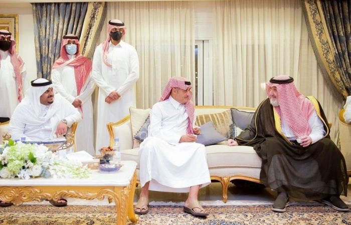 أبناء الأمير عبدالرحمن بن عبدالعزيز يستقبلون المعزين في وفاة أخيهم "سعود"