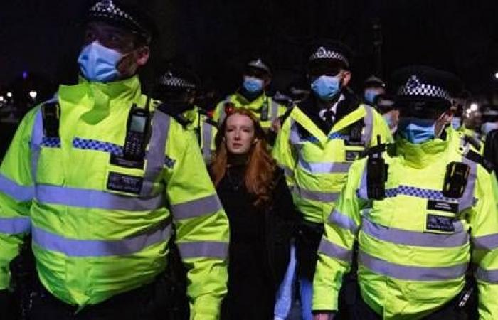 نيويورك تايمز : شرطة المملكة المتحدة تكافح للحد من انتهاكات ضباطها ضد النساء