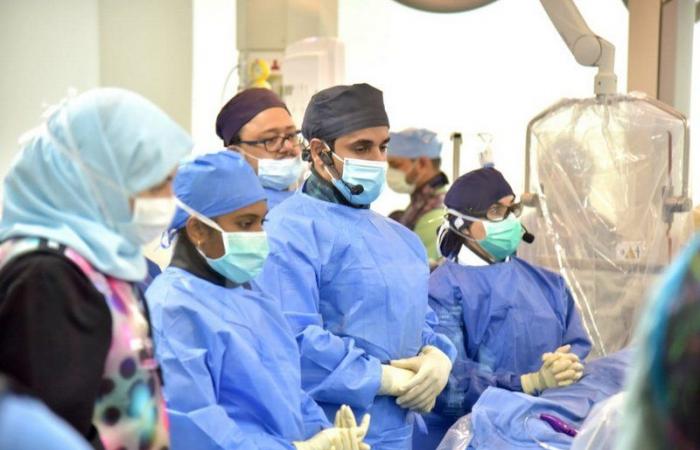 فريق طبي سعودي ينجح في إجراء قسطرة قلبية ويعرضها في بث مباشر على مؤتمر دولي
