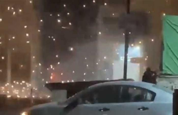 شبان فلسطينيون يطلقون الألعاب النارية صوب قوات الاحتلال بالقدس (فيديو)