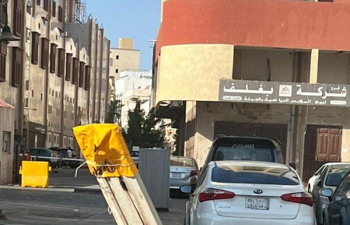جدة.. تشققات وهبوط كبير بأحد الشوارع الحيوية يهدد أمن وسلامة المارة