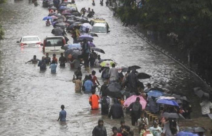 جرفت 3 حافلات.. فيضاناتٌ تجتاح الهند تقتل العشرات
