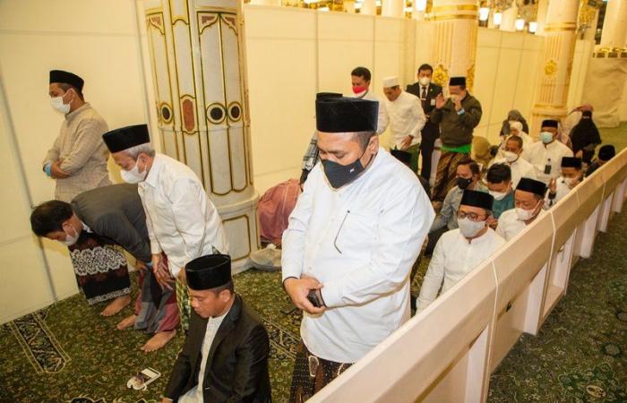 شاهد.. وزير الشؤون الدينية الإندونيسي يزور المسجد النبوي الشريف