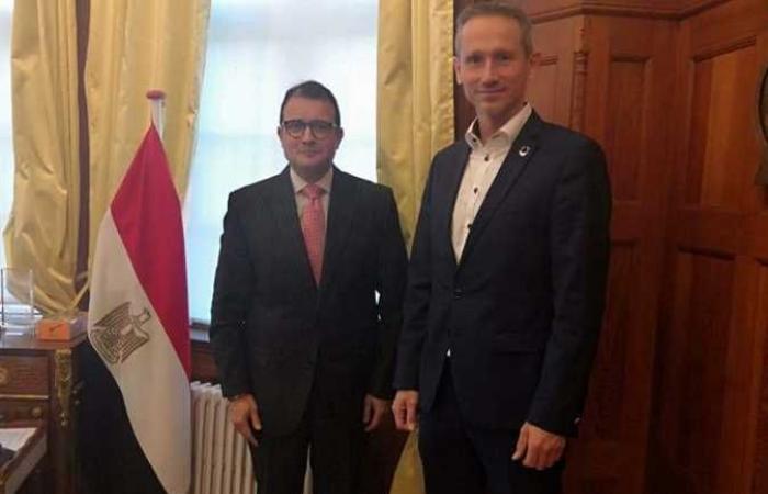 سفير مصر في كوبنهاجن يبحث مع المبعوث الدانماركي ترتيبات زيارته للقاهرة