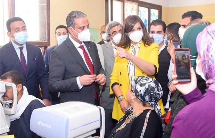 وزيرة الهجرة ومحافظ الفيوم يتفقدان قافلة الكشف على عيون أهالي قرية «الشواشنة»
