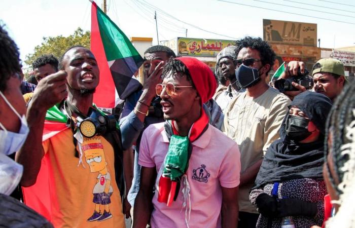 الاف المتظاهرين في الخرطوم والشرطة تطلق الغاز المسيل للدموع