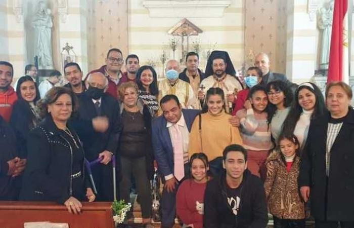 الأنبا باخوم يترأس ساعة السجود أمام القربان المقدس لجمعية الشباب الكاثوليكي المصري