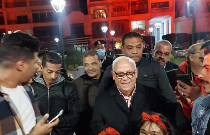 مواطنون يحتفلون مع محافظ بورسعيد بالعام الميلادي الجديد في ساحة مصر (صور)