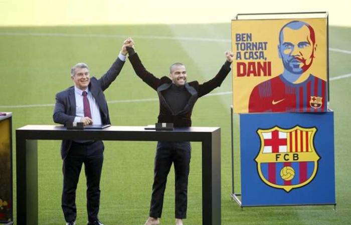 بعد عودته.. داني ألفيس يقود تشكيل برشلونة أمام «ديبورتيفو»