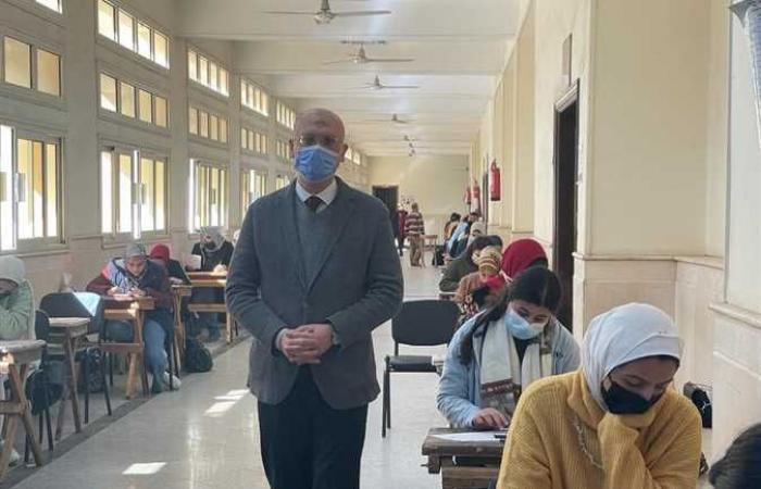 نائب رئيس جامعة عين شمس يتفقد امتحانات الفصل الدراسي الأول