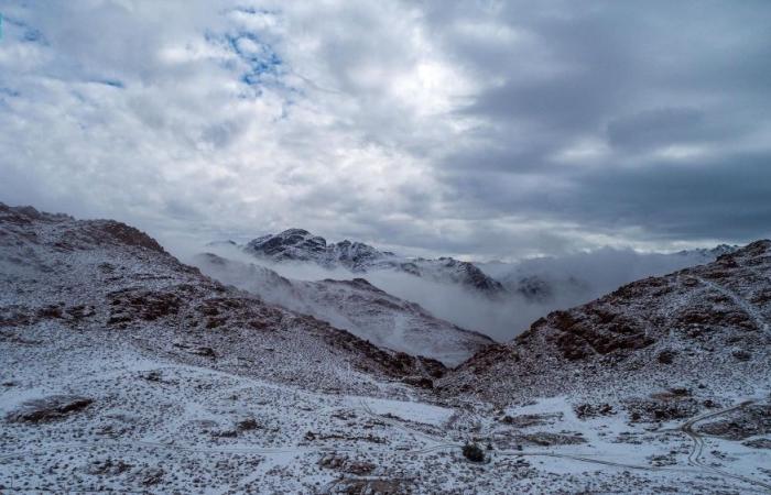 أمطار على 7 مناطق والثلوج تغطي جبال اللوز
