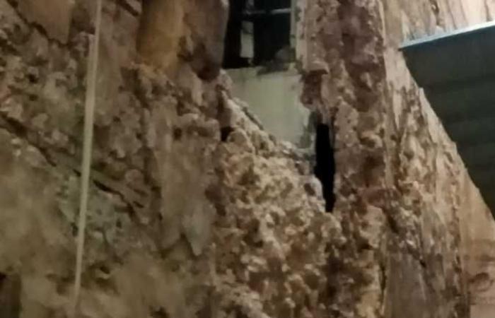 انهيار عقار بمدينة دمياط وانتشال جثتين من تحت الأنقاض (فيديو)