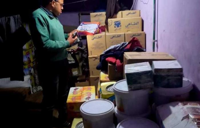 ضبط مخزن مواد غذائية لبيع سلع مجهولة في الإسكندرية