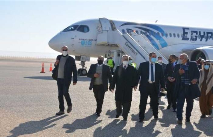 وصول أولى رحلات مصر للطيران إلي مطار الخارجة بالوادي الجديد