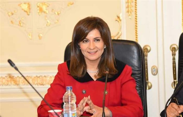وزيرة الهجرة تُثمّن جهود «الثقافة» في إمداد مدرسة مصرية بإيطاليا بإصدارات عن نجيب محفوظ