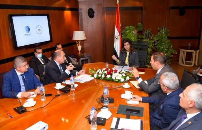 وزيرة الهجرة تعقد اجتماعًا مع ممثلي الوزارات والهيئات المشاركة بـ«مصر تستطيع بالصناعة»