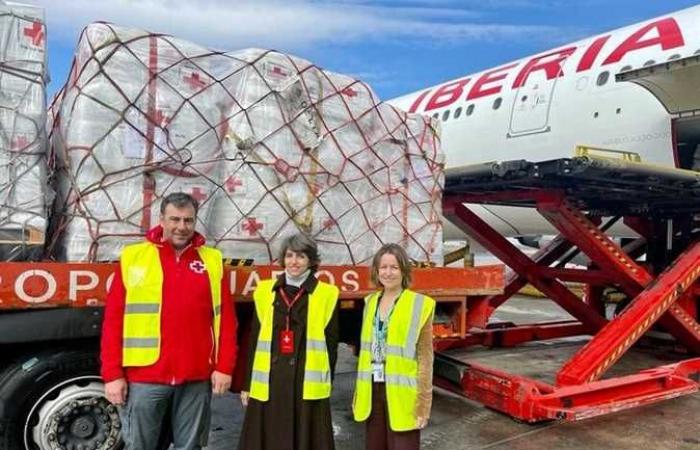 الصليب الأحمر الإسباني يرسل 12 طنًا مساعدات إنسانية لأوكرانيا علي طيران أيببريا
