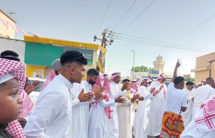 شباب ينقذون غياب مظاهر العيد