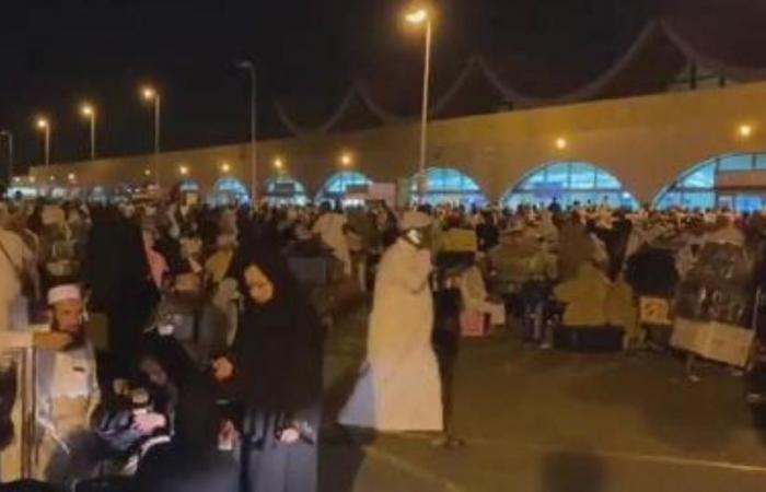 استمرار تكدس المسافرين بمطار الملك عبدالعزيز بجدة - #عاجل