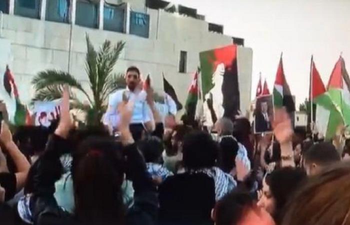 بالصور : احتجاج امام السفارة الاسرائيلية في عمان على اغتيال ابو عاقلة