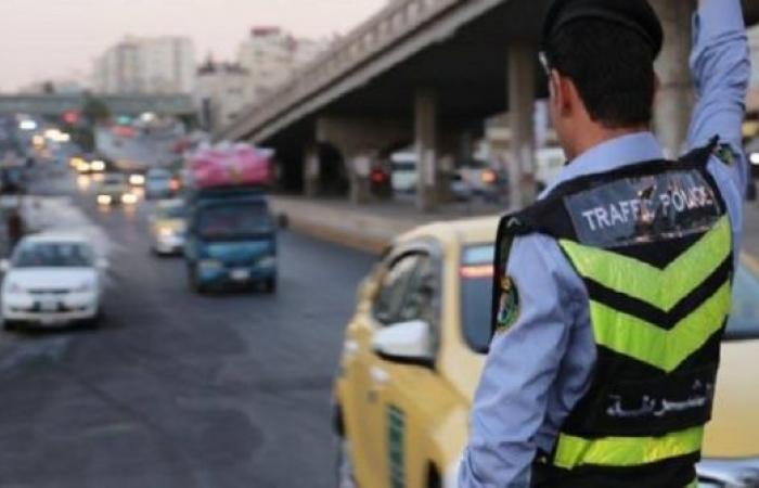 رسائل ورقية طريفة بين شرطي سير وأردني تعطلت سيارته وسط البلد - صورة
