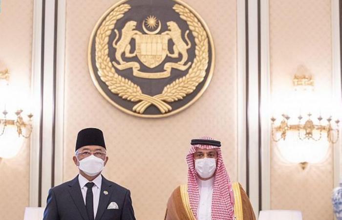 ملك ماليزيا يستقبل وزير الخارجية