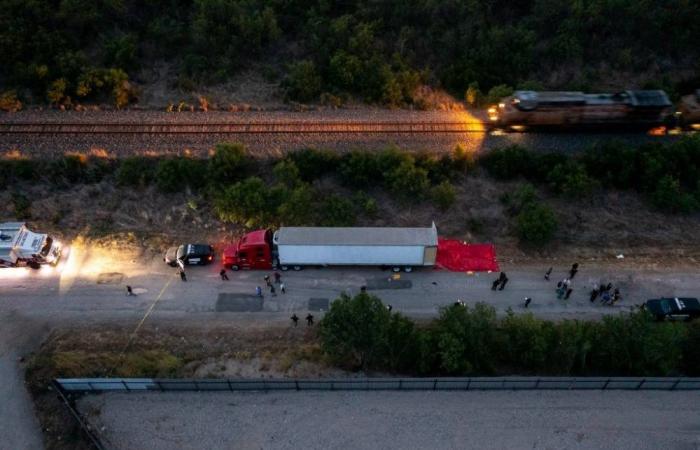 جريمة بشعة تهز أمريكا.. قتل 50 مهاجرا في شاحنة ضخمة