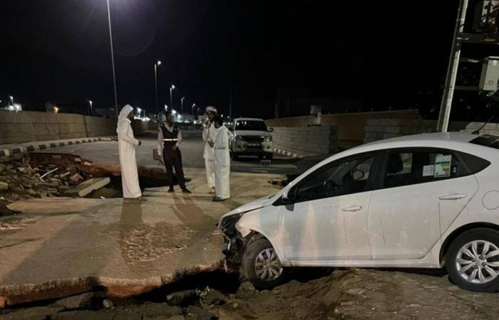 الأمطار تقطع طرقا في نجران