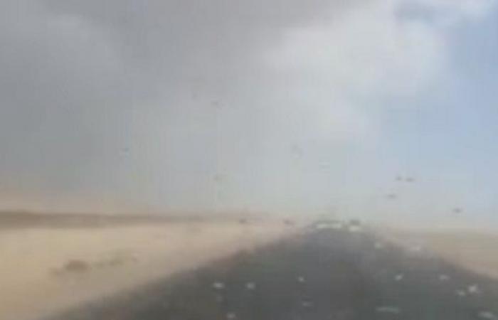 بالفيديو : تساقط الامطار على طريق الصحراوي في الاردن