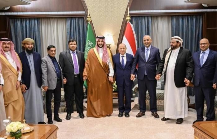 بتوجهيات ولي العهد.. وزير الدفاع يلتقي رئيس مجلس القيادة الرئاسي اليمني