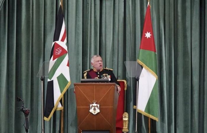 ملك الأردن يثني على رجال الجيش العربي