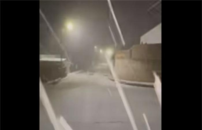تساقط زخات من الثلوج في الرشادية جنوب الأردن .. بالفيديو
