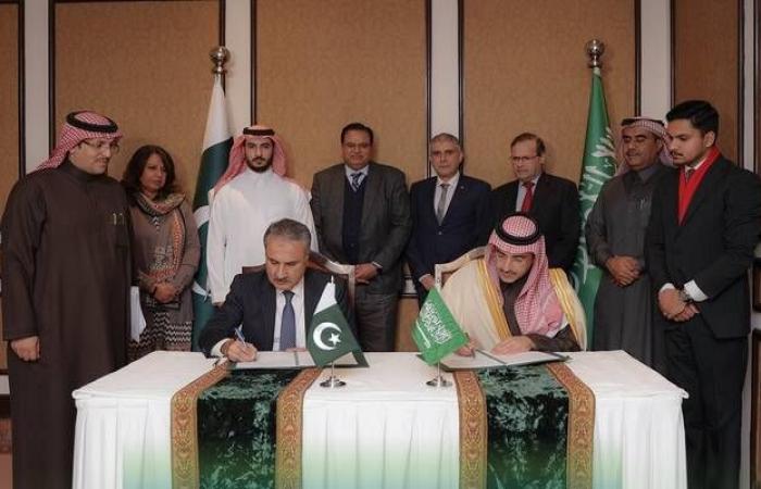 السعودية توقع اتفاقية تمويل مشتقات نفطية مع باكستان بقيمة مليار دولار