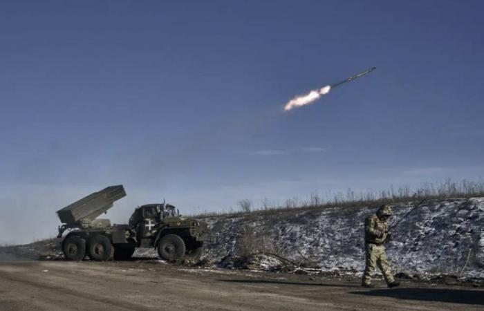 الناتو يتعهد بالاستعداد لدعم أوكرانيا وهزيمة روسيا