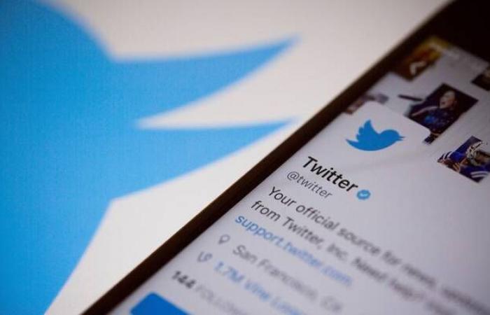"تويتر" تعتزم إلغاء شارة التوثيق الزرقاء المجانية.. الأسبوع المقبل