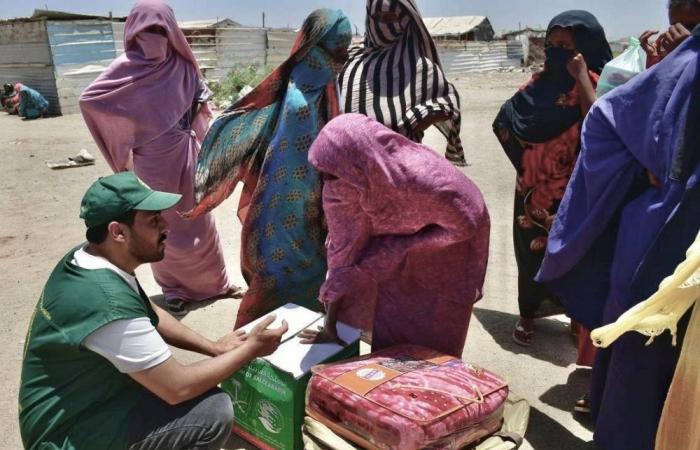 سلمان للإغاثة يوزع مواد غذائية وإيوائية للنازحين السودانيين
