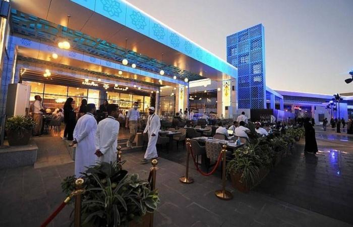 بسبب التضخم.. 15 % من السعوديين قللوا الخروج إلى المطاعم والمقاهي
