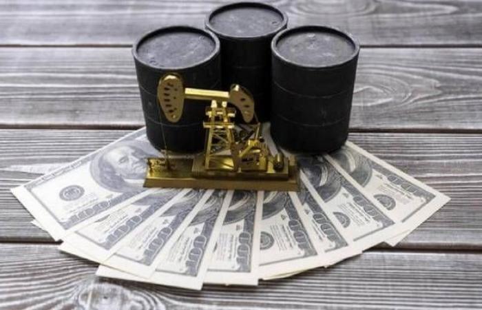 النفط يتراجع والذهب يفقد أكثر من 18دولاراً.. مع صعود نجم الدولار