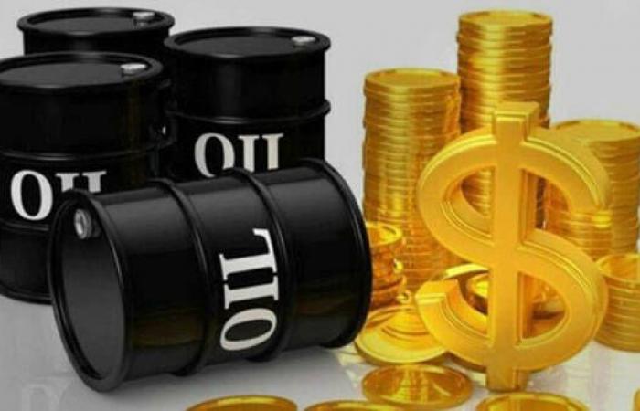 الذهب يتألق منفردًا.. والنفط والدولار على تراجع وسط الترقب لقرار الفيدرالي