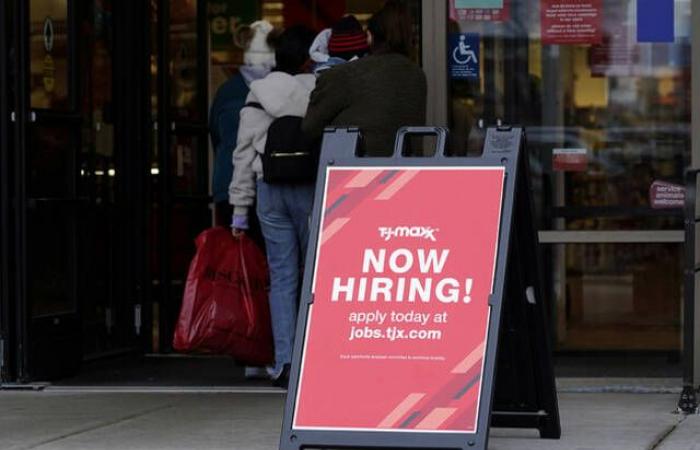 مبيعات التجزئة الأمريكية تتجاوز التوقعات وإعانات البطالة ترتفع